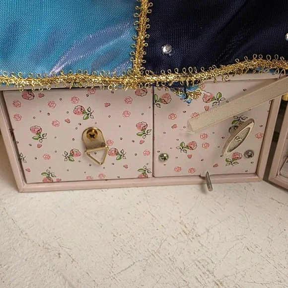 Vintage 10" Porcelain Snow White Style Doll 2 Extra Outfits & Music Box Trunk‎ - Picture 8 of 16